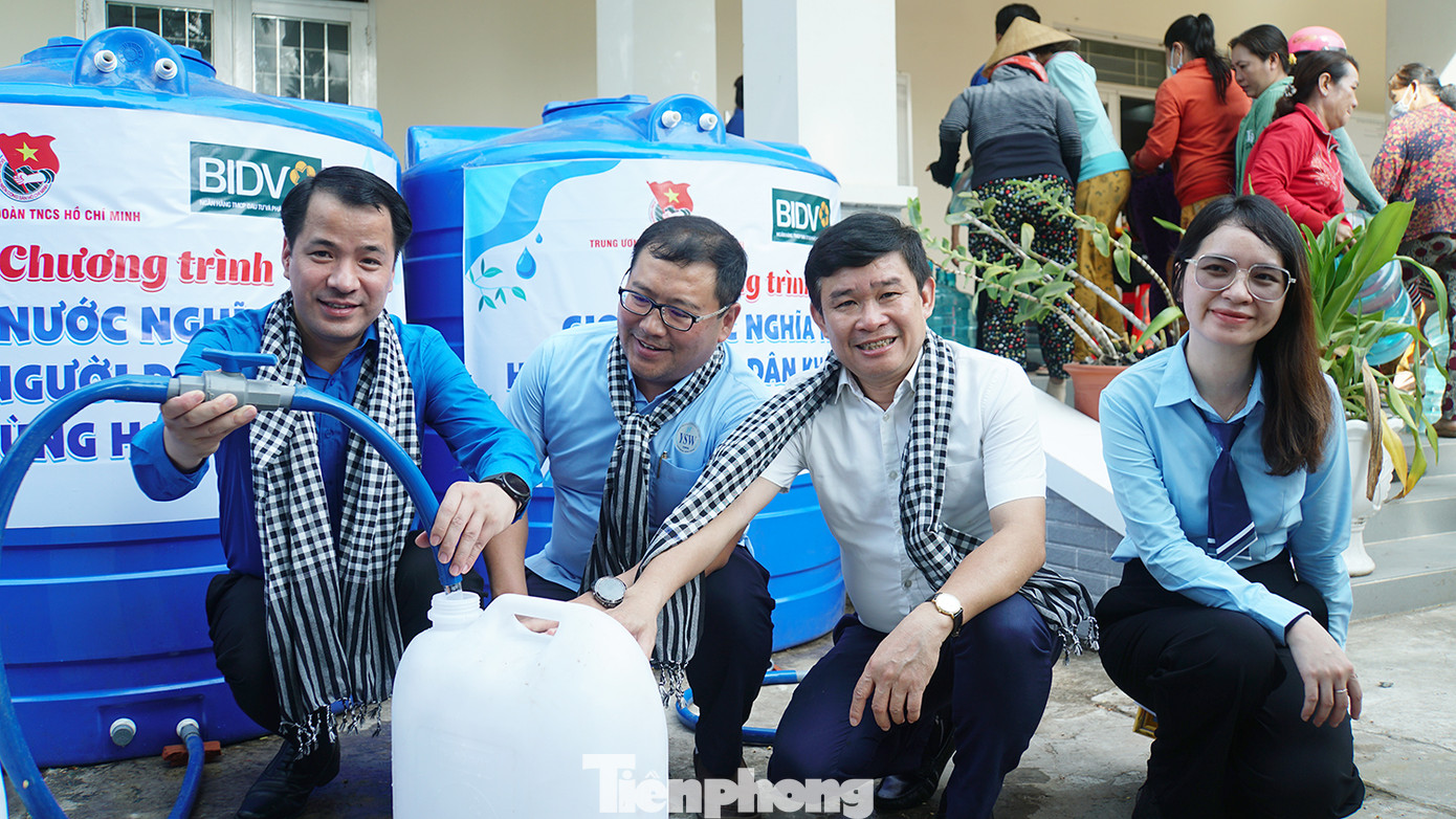 Theo Bí thư T.Ư Đoàn, thông qua chương trình, Ban Bí thư T.Ư Đoàn mong muốn được đóng góp, chia sẻ một phần khó khăn đối với người dân, các em thiếu nhi, qua đó góp phần giúp người dân địa phương vượt qua đợt hạn, mặn năm nay. Ảnh: Hòa Hội