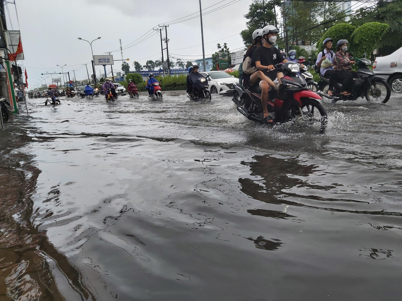 Đường Nguyễn Văn Linh, quận Ninh Kiều bì bõm nước
