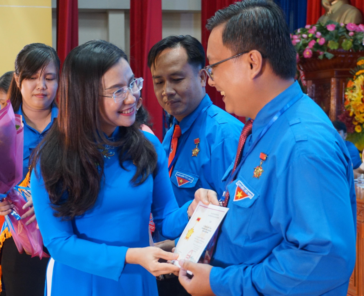 Chị Nguyễn Phạm Duy Trang trao tặng Kỷ niệm chương cho đại biểu có nhiều năm cống hiến công tác Đoàn. Ảnh: Hòa Hội Chị Nguyễn Phạm Duy Trang trao tặng Kỷ niệm chương cho đại biểu có nhiều năm cống hiến công tác Đoàn. Ảnh: Hòa Hội