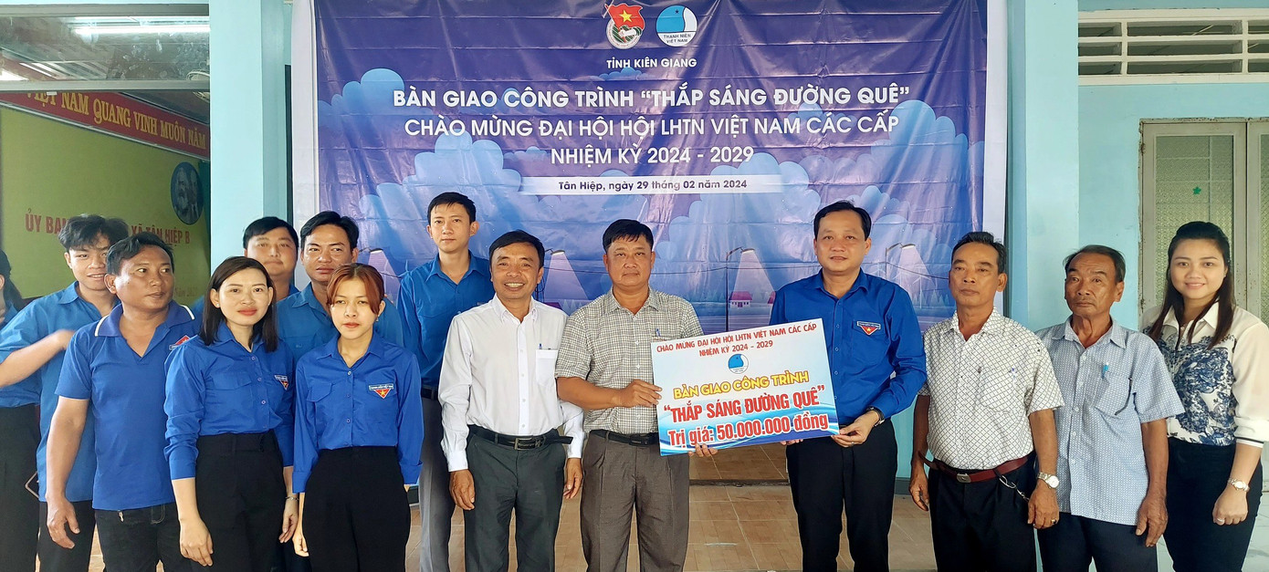 Bàn giao công trình Thắp sáng đường quê tại Kiên Giang.