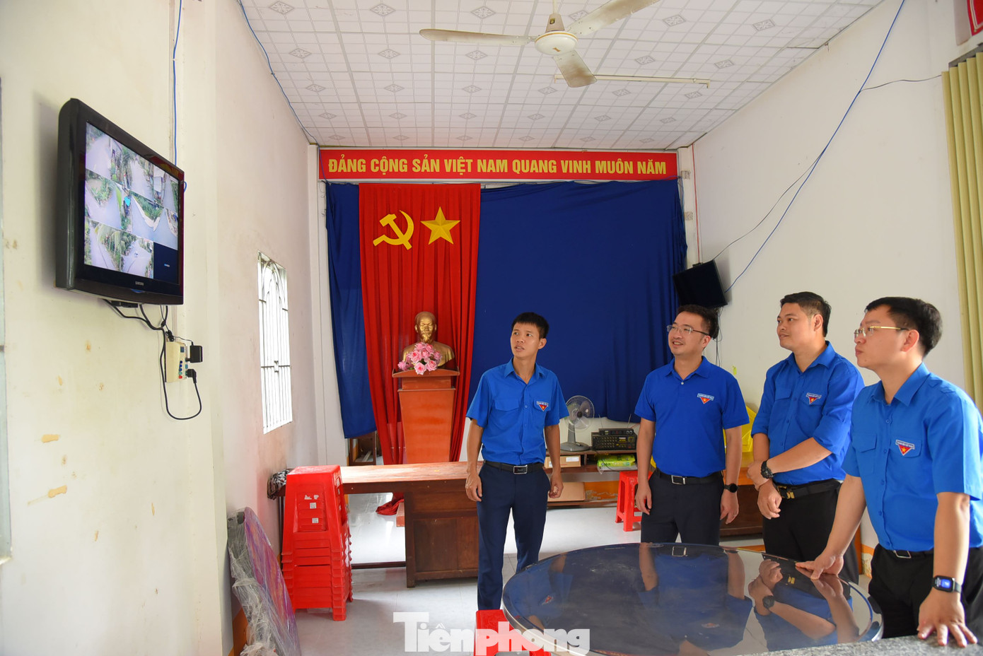 Đoàn công tác T.Ư Đoàn kiểm tra camera tại trụ sở ấp 1. Ảnh: Hòa Hội Hệ thống đèn thắp sáng đường quê tại ấp 1. Anh Nguyễn Tường Lâm khảo sát hệ thống đèn thắp sáng đường quê tại ấp 1, xã Tân Kiều. Ảnh: Hòa Hội