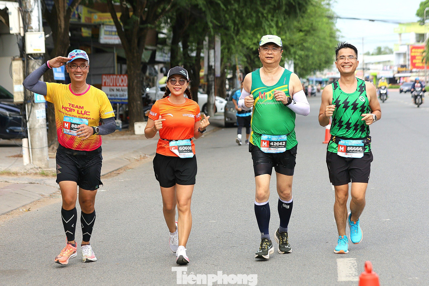 Ông Trương Quang Hoài Nam, Phó trưởng Ban Đối ngoại Trung ương (thứ 2 từ phải sang) tham gia giải marathon tại Cần Thơ. Ảnh: M. Trung