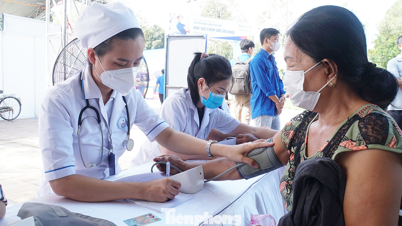 Các y, bác sĩ của Hội Thầy thuốc trẻ thành phố Cần Thơ tham gia khám bệnh, tư vấn sức khỏe, phát thuốc miễn phí cho công nhân đang làm việc tại khu công nghiệp trên địa bàn thành phố Cần Thơ.
