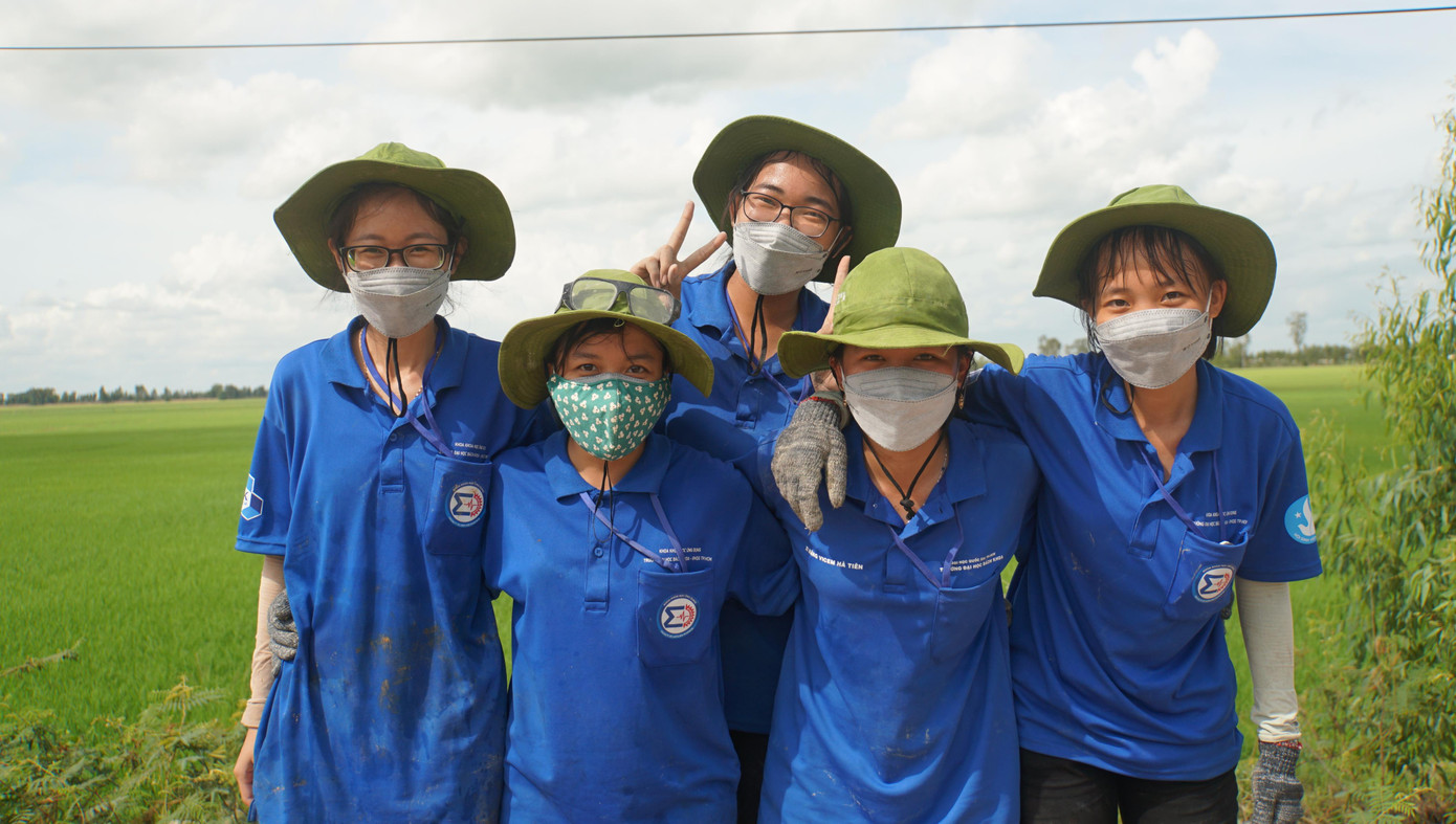 Những &quot;bóng hồng&quot; trên công trình tình nguyện tại Đồng Tháp. - Ảnh: Hòa Hội