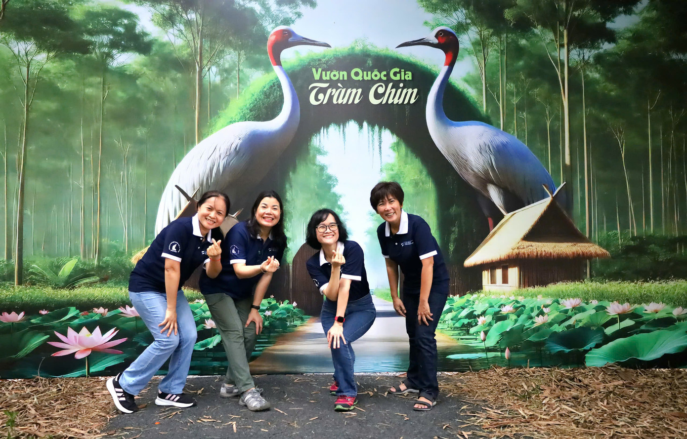 Du khách hào hứng chụp ảnh check in tại Vườn Quốc gia Tràm Chim.