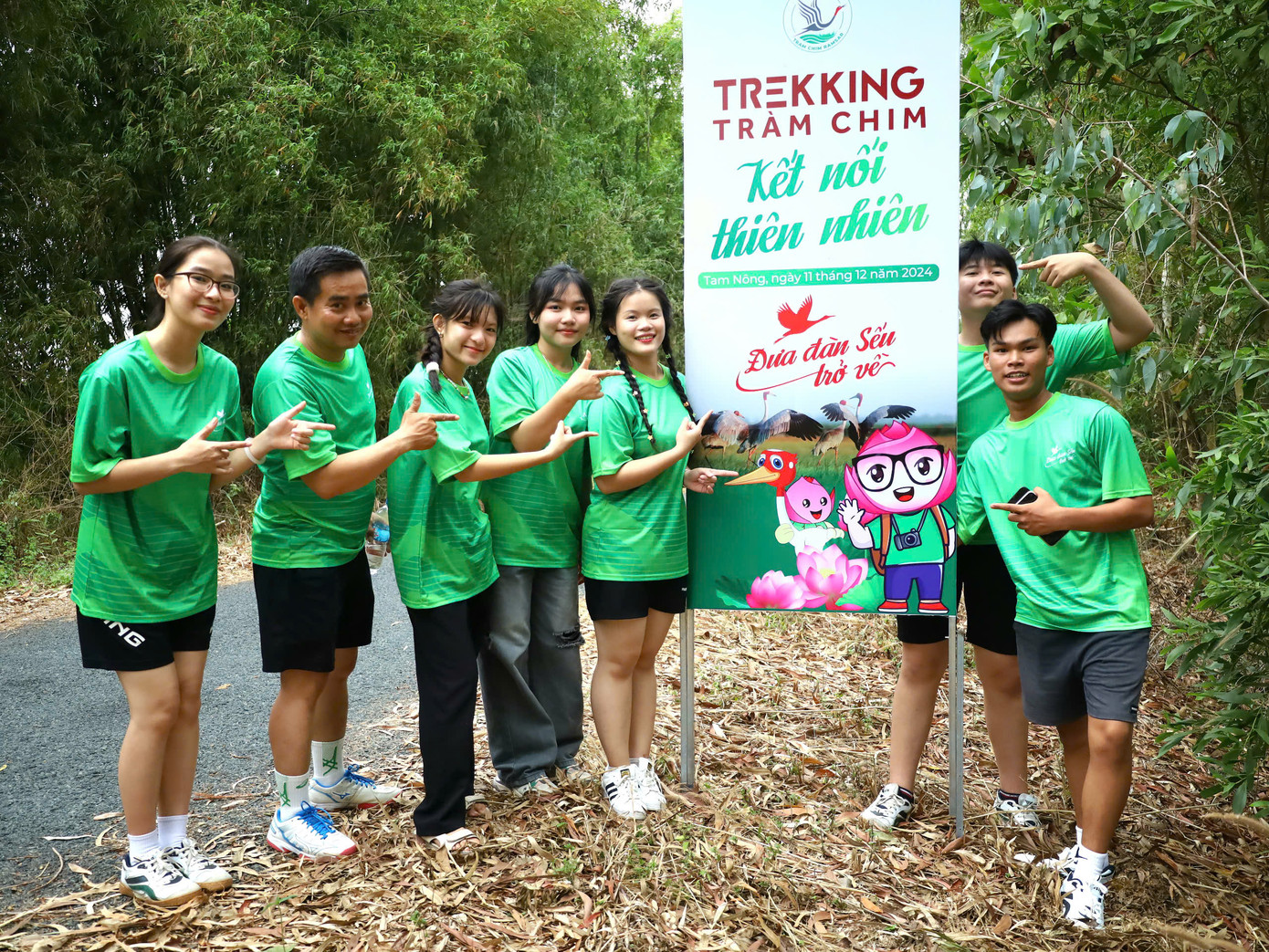 Tham gia Trekking quanh Vườn Quốc gia Tràm Chim.