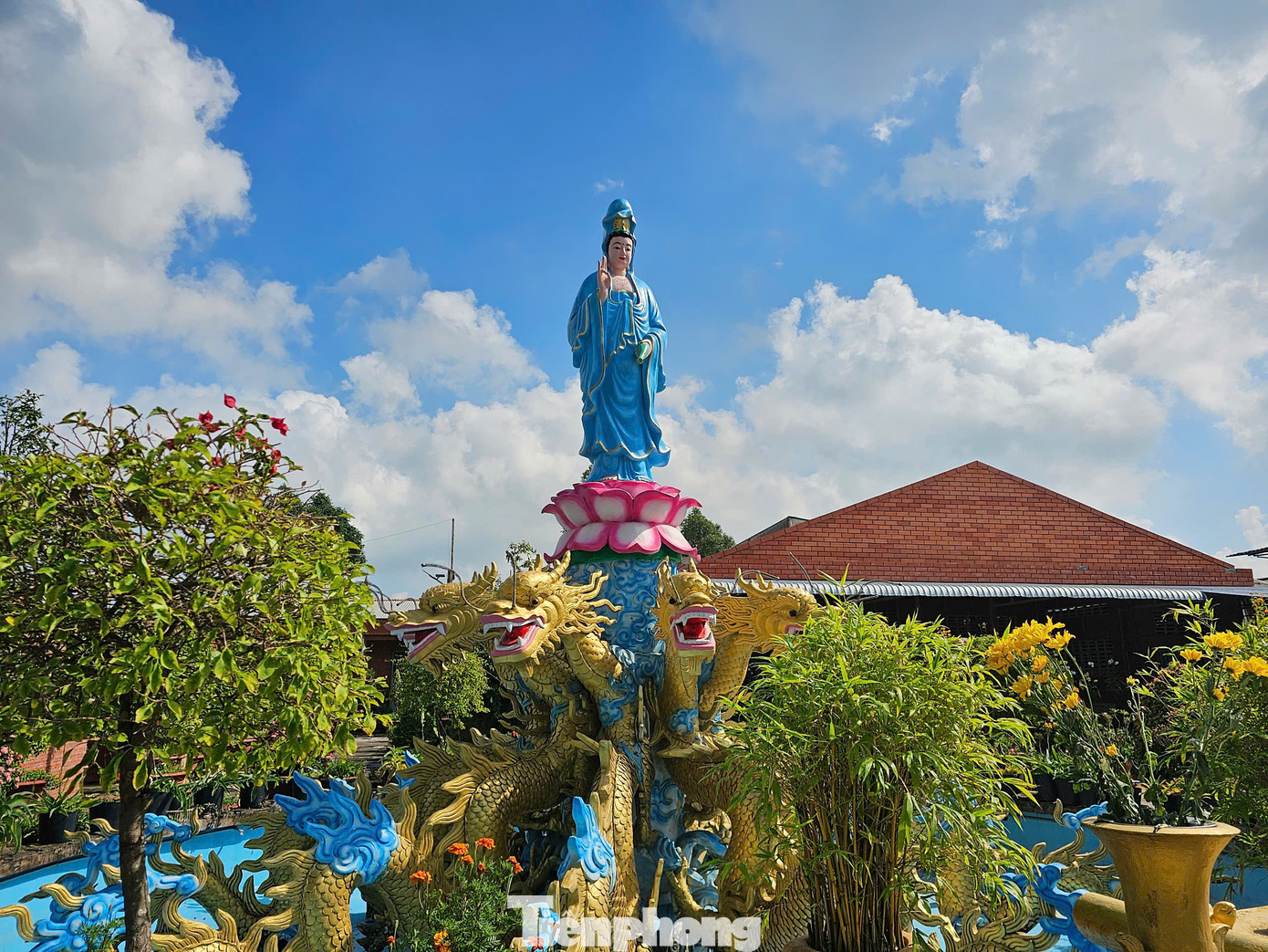 Bước vào khuôn viên chùa, du khách sẽ bắt gặp tượng Phật Bà Quan Âm uy nghi trên đài sen, rồng chầu.