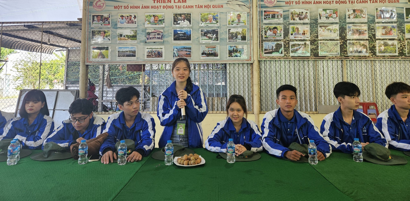 Chiến sĩ nữ phát biểu tại buổi gặp gỡ với lãnh đạo tỉnh Đồng Tháp. Chiến sĩ nữ phát biểu tại buổi gặp gỡ với lãnh đạo tỉnh Đồng Tháp.