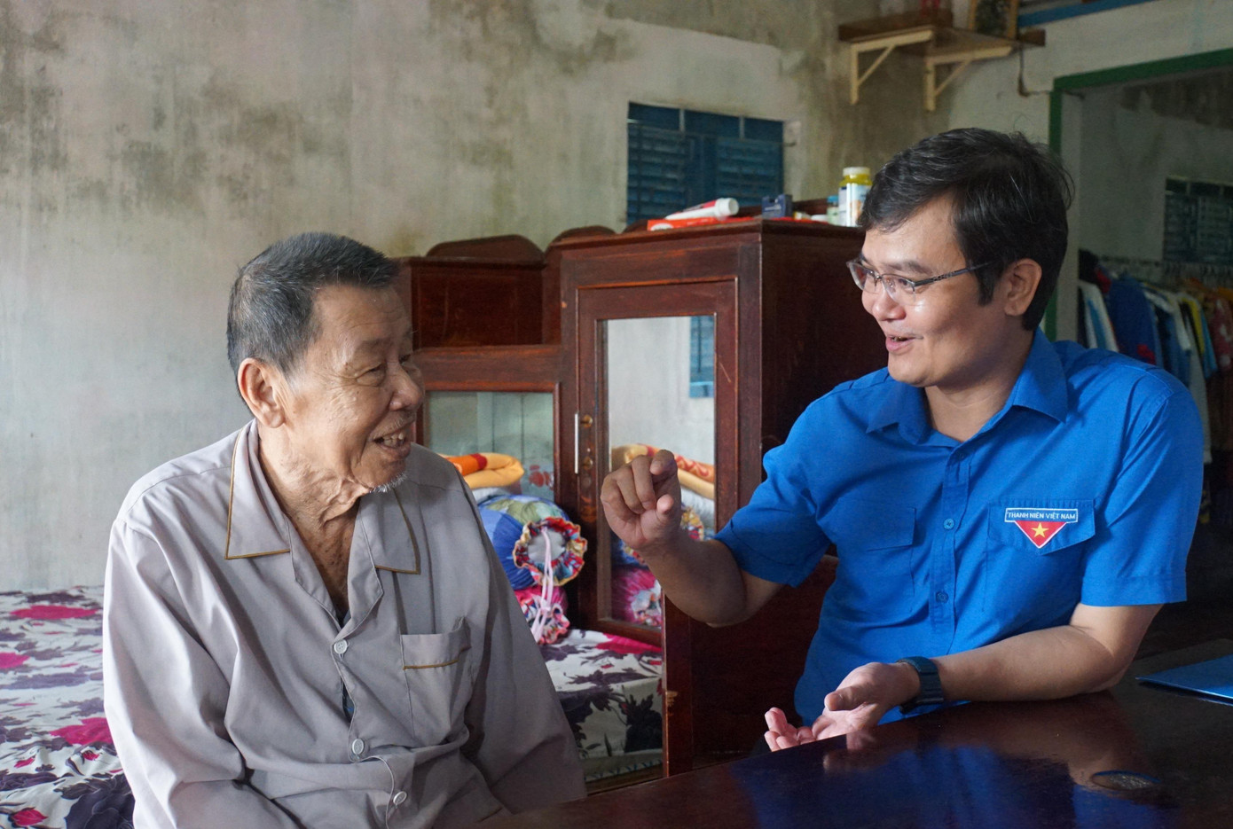 Anh Bùi Quang Huy thăm hỏi ông Nguyễn Văn Giàu, gia đình chính sách có con liệt sỹ tại xã Tân Thạnh. - Ảnh: Hòa Hội Anh Bùi Quang Huy thăm hỏi ông Nguyễn Văn Giàu, gia đình chính sách có con liệt sỹ tại xã Tân Thạnh. - Ảnh: Hòa Hội