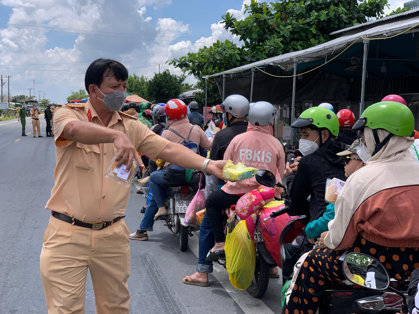 Chiến sĩ cảnh sát giao thông tỉnh Sóc Trăng trao tặng bánh,nước cho người dân về quê Chiến sĩ cảnh sát giao thông tỉnh Sóc Trăng trao tặng bánh,nước cho người dân về quê