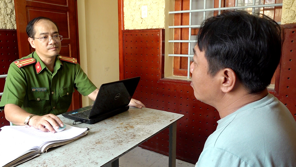 Trần Hoàng Phong tại cơ quan công an. Trần Hoàng Phong tại cơ quan công an.