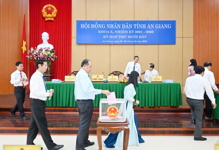 Đại biểu tiến hành bỏ phiếu tại kỳ họp. Ảnh: CTTĐTAG.