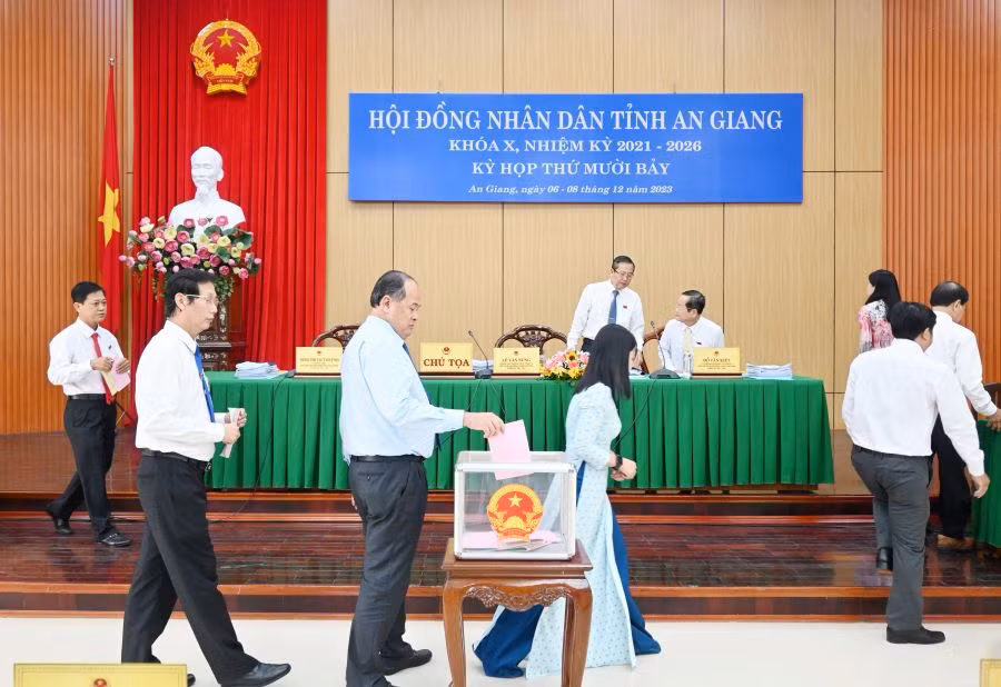 Đại biểu tiến hành bỏ phiếu tại kỳ họp. Ảnh: CTTĐTAG.