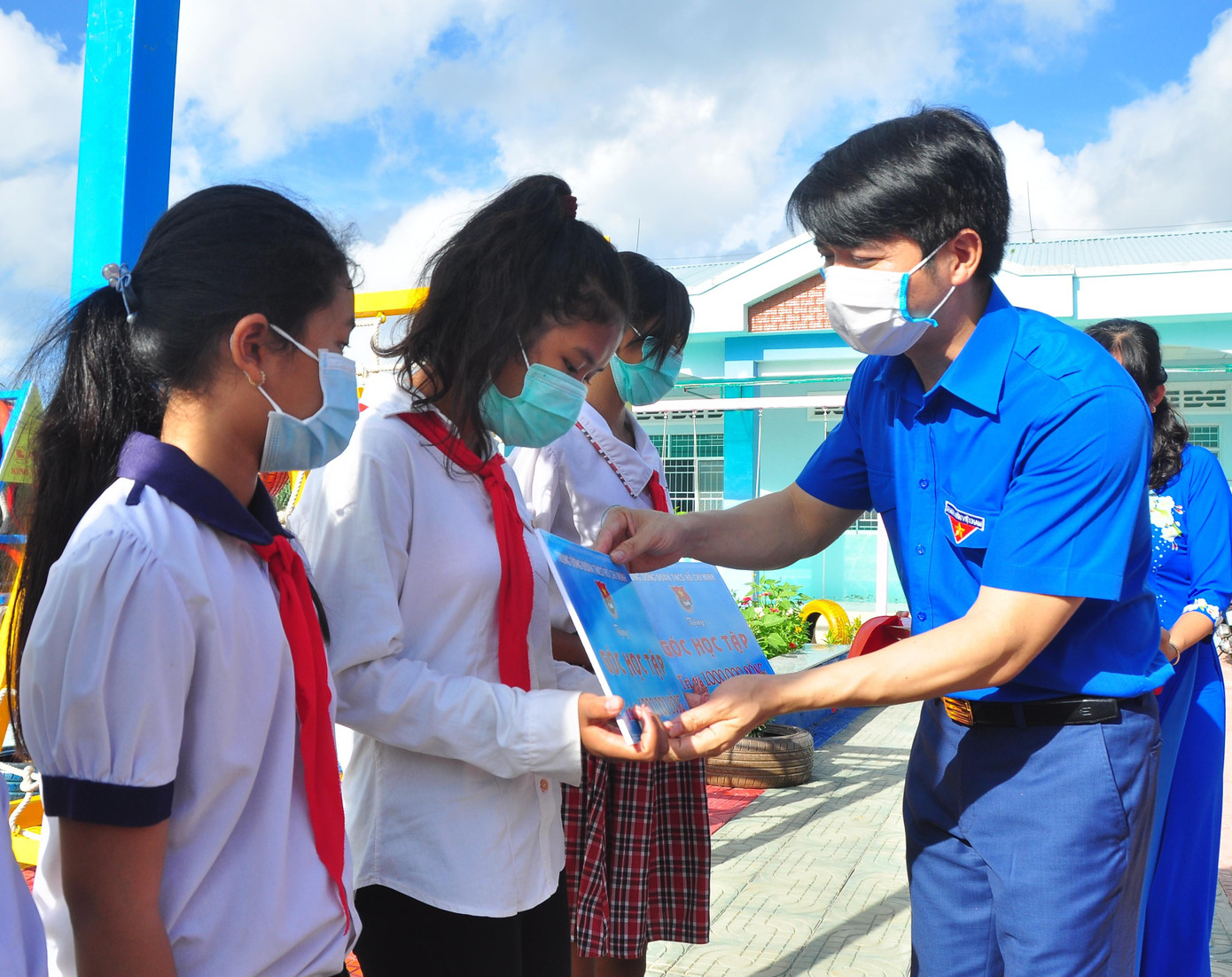 Theo đó, Đoàn công tác của Trung ương Đoàn do anh Nguyễn Ngọc Lương, Bí thư Trung ương Đoàn, Chủ tịch Hội Đồng Đội Trung ương làm trưởng đoàn đến khánh thành, trao tặng công trình sân chơi cho thiếu nhi trị giá 220 triệu tại trường Mẫu giáo Phong Thạnh, ấp Cây Gòn, xã Phong Thạnh. Công trình do Cty CP Công nghiệp cao su miền Nam (Casumina) tài trợ. - Ảnh: Hòa Hội