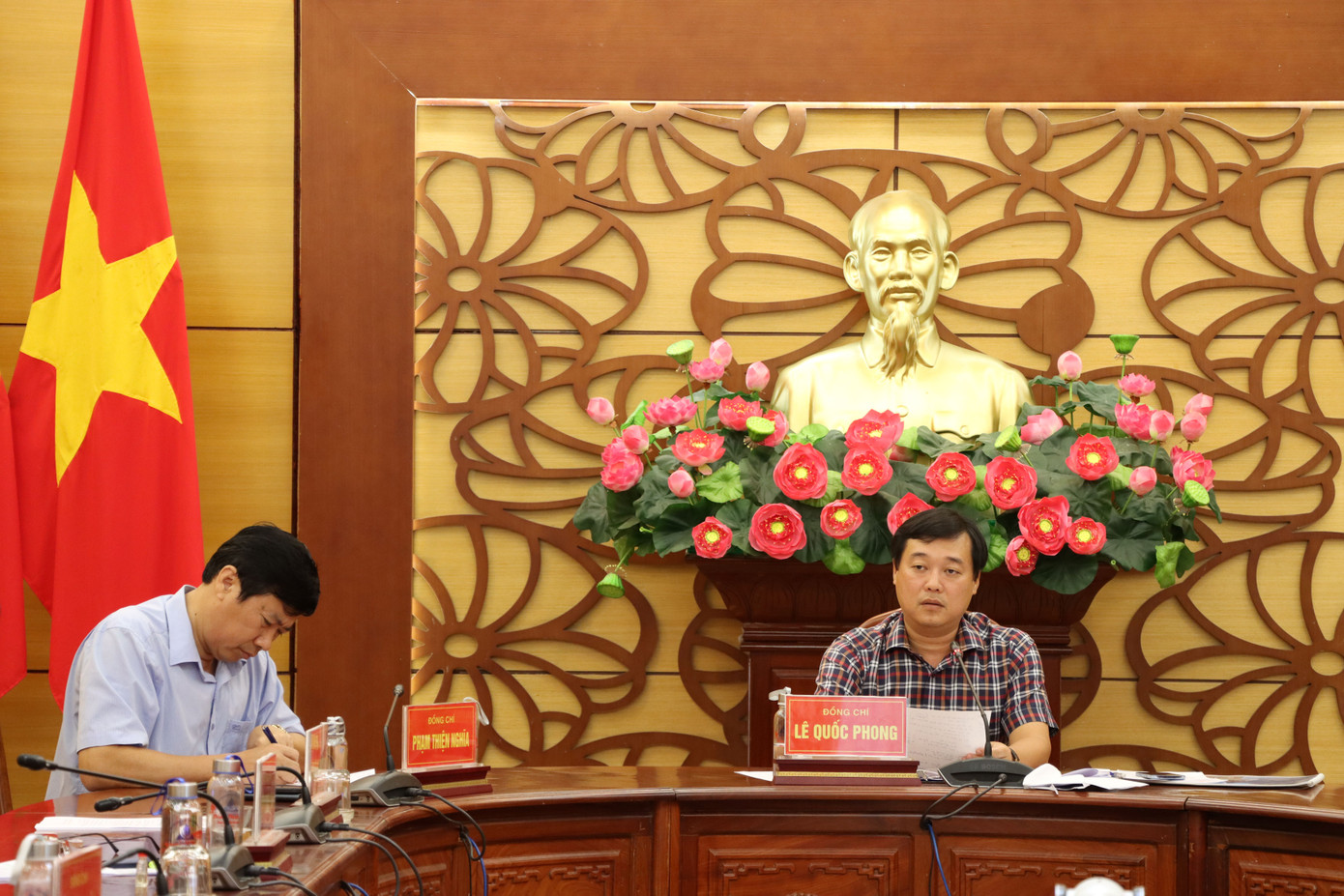 Bí thư Tỉnh ủy Đồng Tháp Lê Quốc Phong chủ trì cuộc họp. Ảnh: PV.