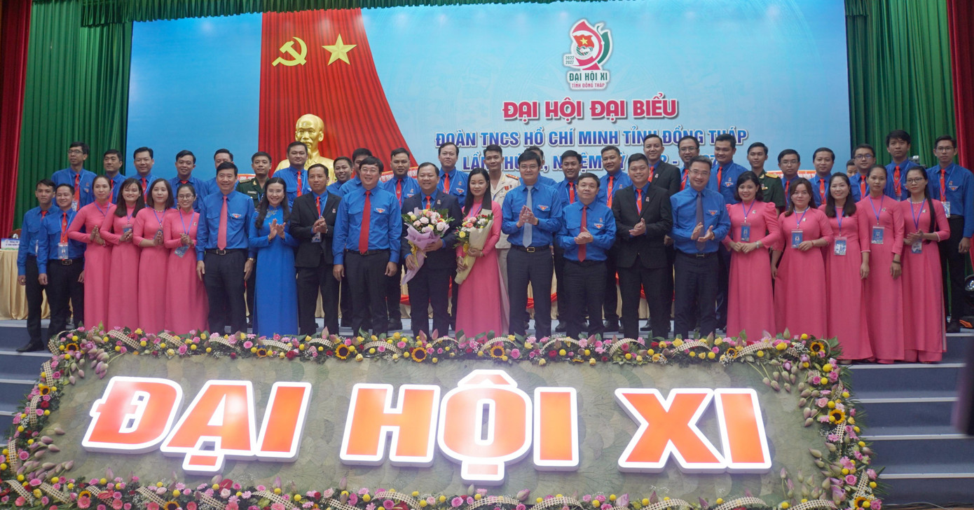 Lãnh đạo Trung ương Đoàn và Tỉnh Đồng Tháp chụp ảnh cùng Ban Chấp hành Tỉnh đoàn Đồng Tháp nhiệm kỳ 2022 - 2027. Ảnh: Hòa Hội