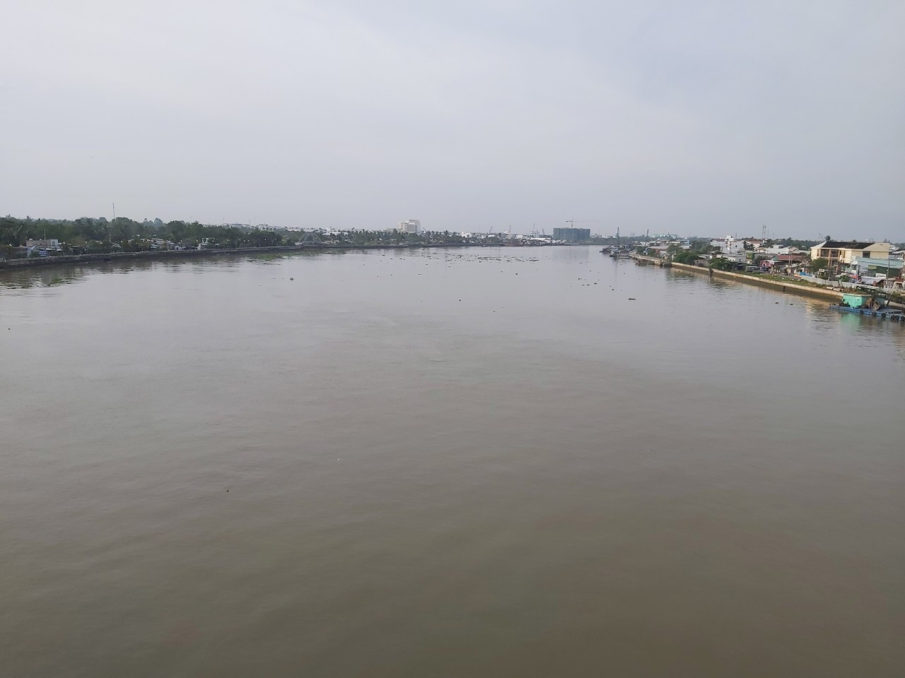 Không chỉ đường bộ mà cả đường thủy ở trung tâm thành phố cũng vậy. Ảnh: Hòa Bình