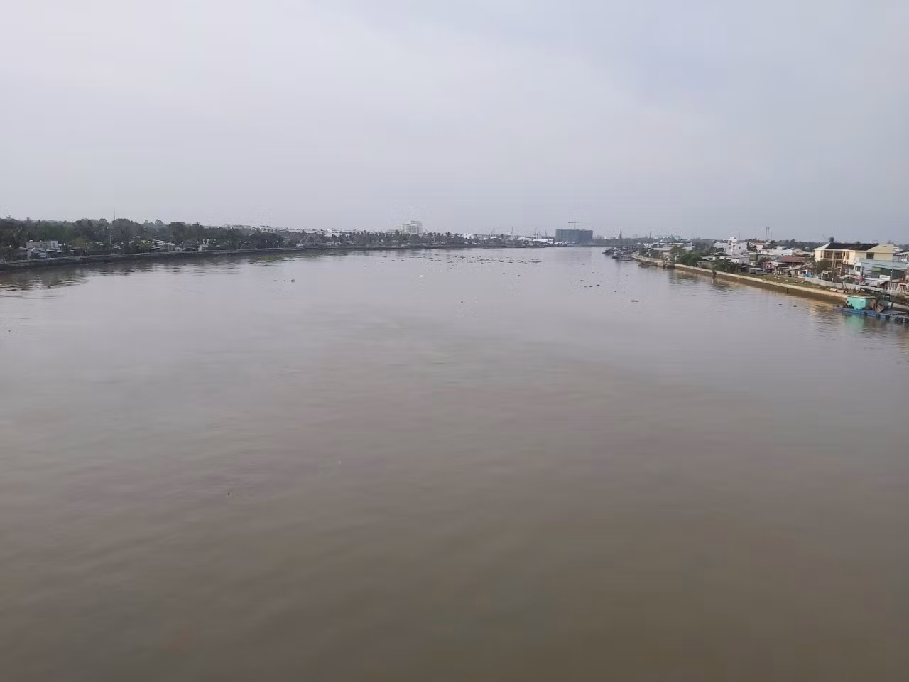 Không chỉ đường bộ mà cả đường thủy ở trung tâm thành phố cũng vậy. Ảnh: Hòa Bình