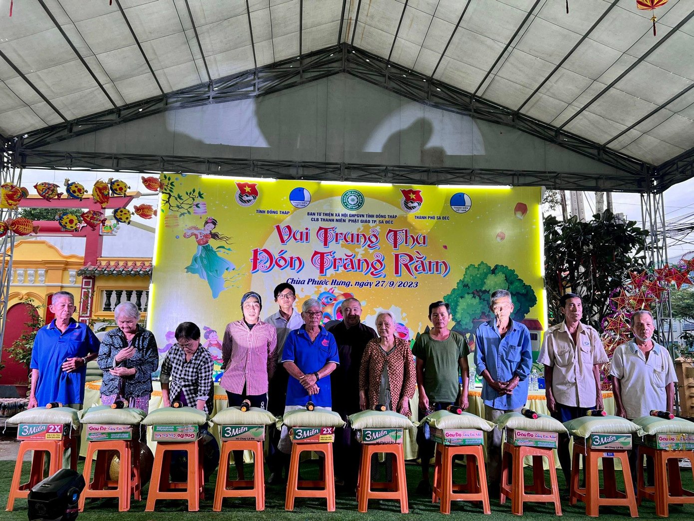 Trao tặng quà cho người dân khó khăn trên địa bàn TP Sa Đéc.