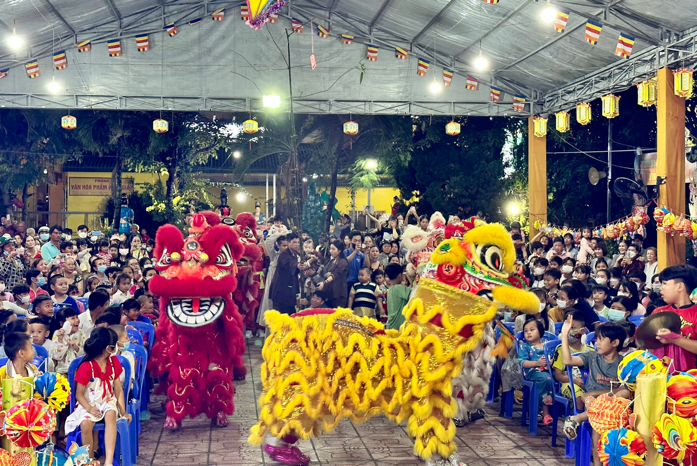 Thanh niên tín đồ tôn giáo Đồng Tháp mang Tết Trung thu đến với thiếu nhi. Ảnh: PV.