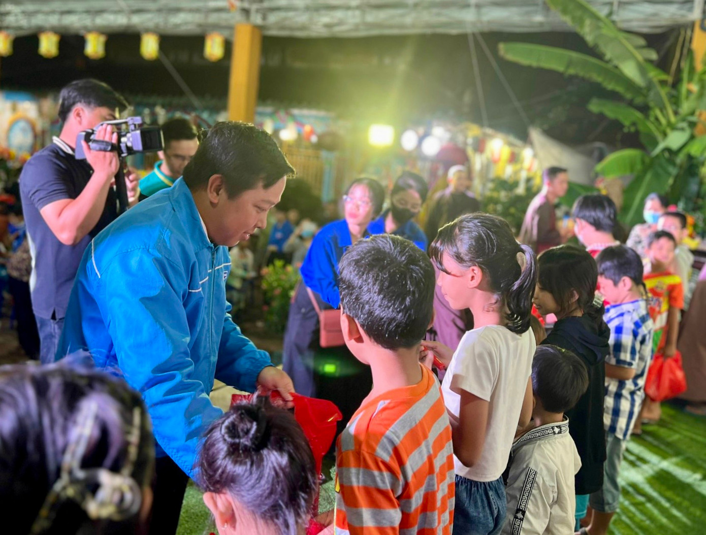 Anh Nguyễn Phúc Minh tặng quà cho các em thiếu nhi.