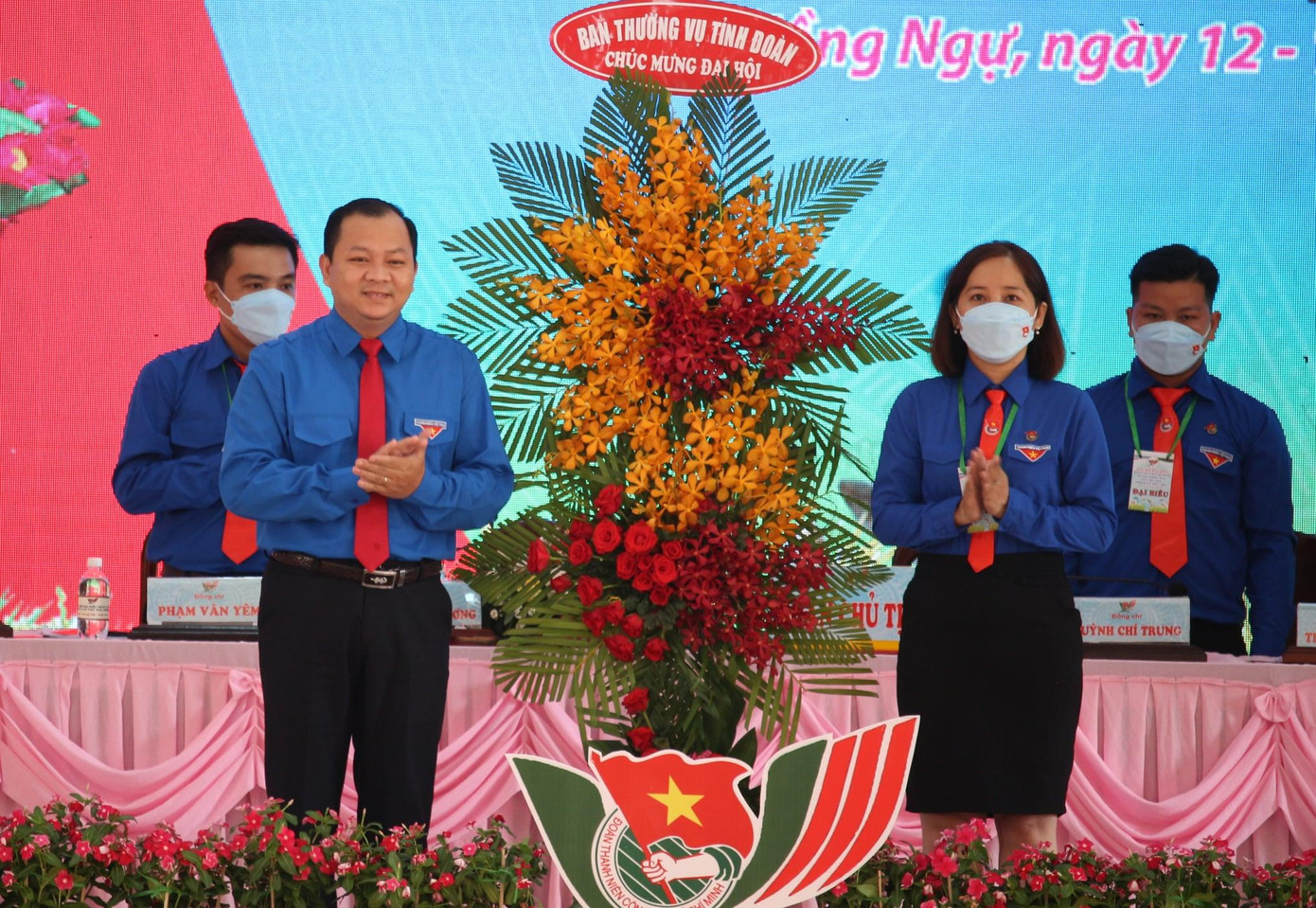 Anh Huỳnh Minh Thức, Bí thư Tỉnh Đoàn Đồng Tháp tặng hoa chúc mừng đại hội. - Ảnh: TĐ ĐT Anh Huỳnh Minh Thức, Bí thư Tỉnh Đoàn Đồng Tháp tặng hoa chúc mừng đại hội. - Ảnh: TĐ ĐT