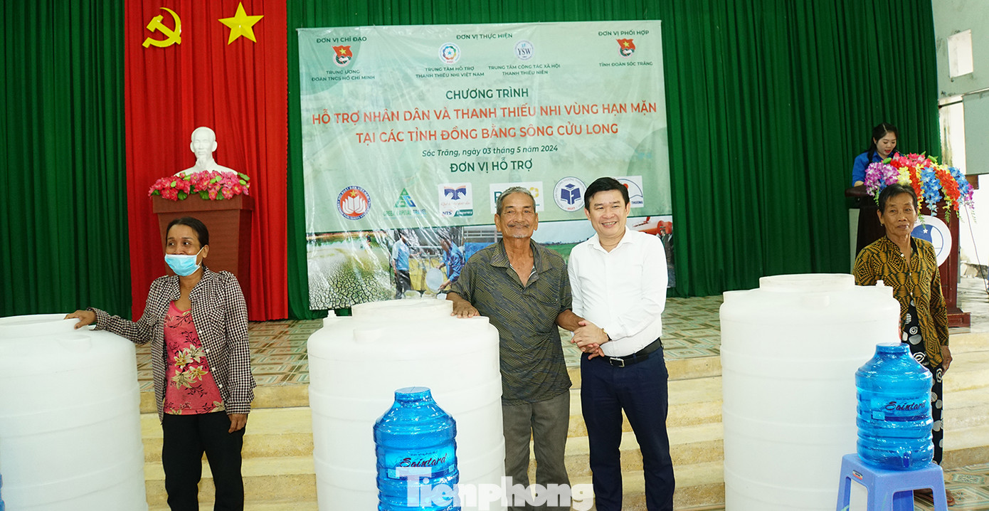 Anh Cái Quang Bình - Giám đốc Trung tâm Hỗ trợ Thanh Thiếu nhi Việt Nam trao tặng bồn nước và nước ngọt cho bà con tại xã Long Phú. Ảnh: Hòa Hội Anh Cái Quang Bình - Giám đốc Trung tâm Hỗ trợ Thanh Thiếu nhi Việt Nam trao tặng bồn nước và nước ngọt cho bà con tại xã Long Phú. Ảnh: Hòa Hội