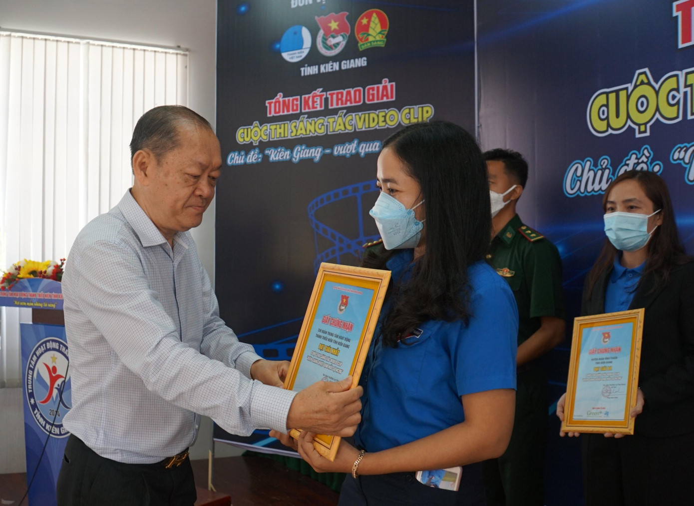 Đại diện nhà tài trợ trao giải nhất cho đơn vị Trung tâm hoạt động Thanh thiếu niên tỉnh Kiên Giang. - Ảnh: Hòa Hội Đại diện nhà tài trợ trao giải nhất cho đơn vị Trung tâm hoạt động Thanh thiếu niên tỉnh Kiên Giang. - Ảnh: Hòa Hội