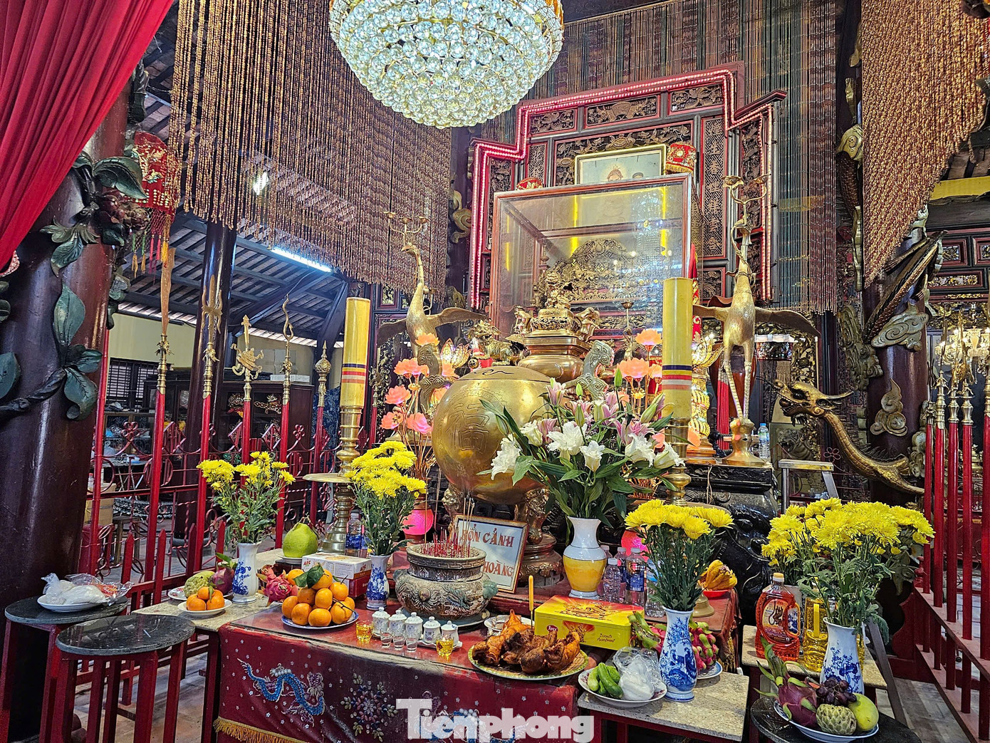 Ban thờ Bốn cảnh thành hoàng. Ảnh: Hòa Hội.