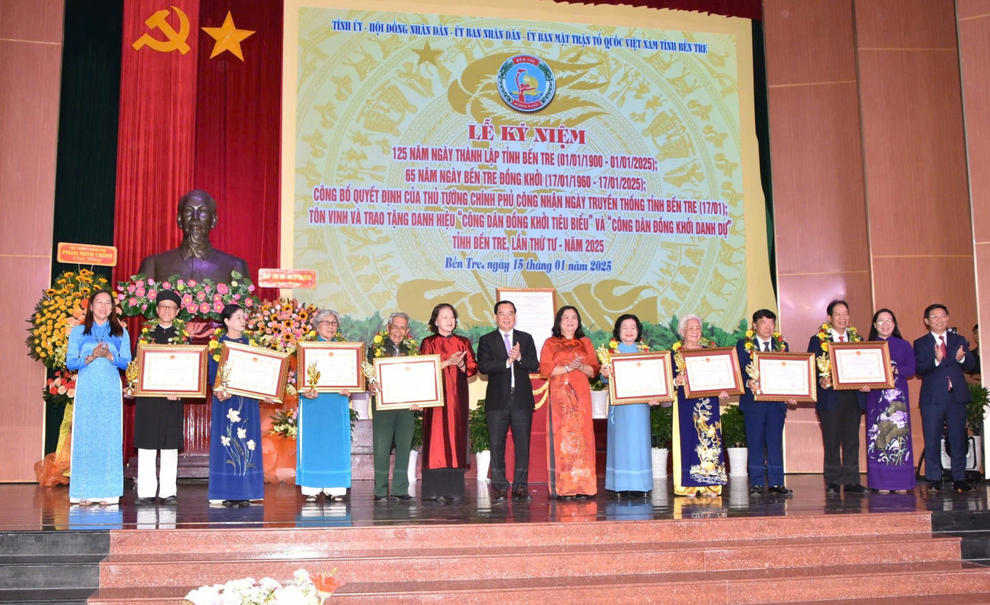 Lãnh đạo tỉnh Bến Tre trao tặng danh hiệu “Công dân Đồng Khởi tiêu biểu” và “Công dân Đồng Khởi danh dự”. Lãnh đạo tỉnh Bến Tre trao tặng danh hiệu “Công dân Đồng Khởi tiêu biểu” và “Công dân Đồng Khởi danh dự”.