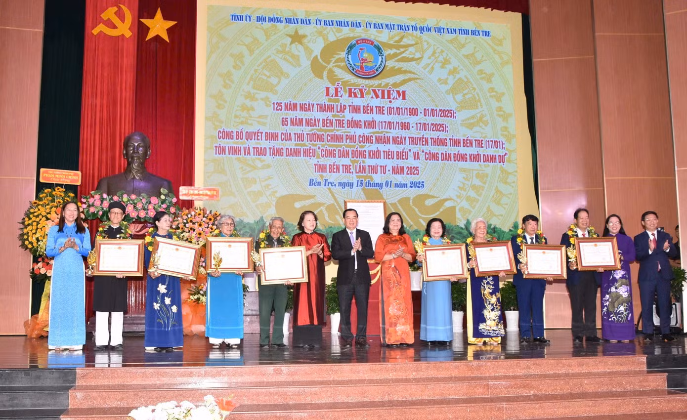 Lãnh đạo tỉnh Bến Tre trao tặng danh hiệu “Công dân Đồng Khởi tiêu biểu” và “Công dân Đồng Khởi danh dự”.