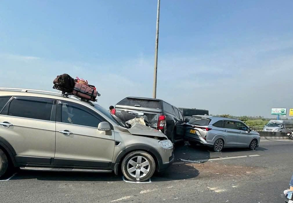 Hiện trường vụ tai nạn giao thông trên cầu Cần Thơ ngày mùng 4 Tết.