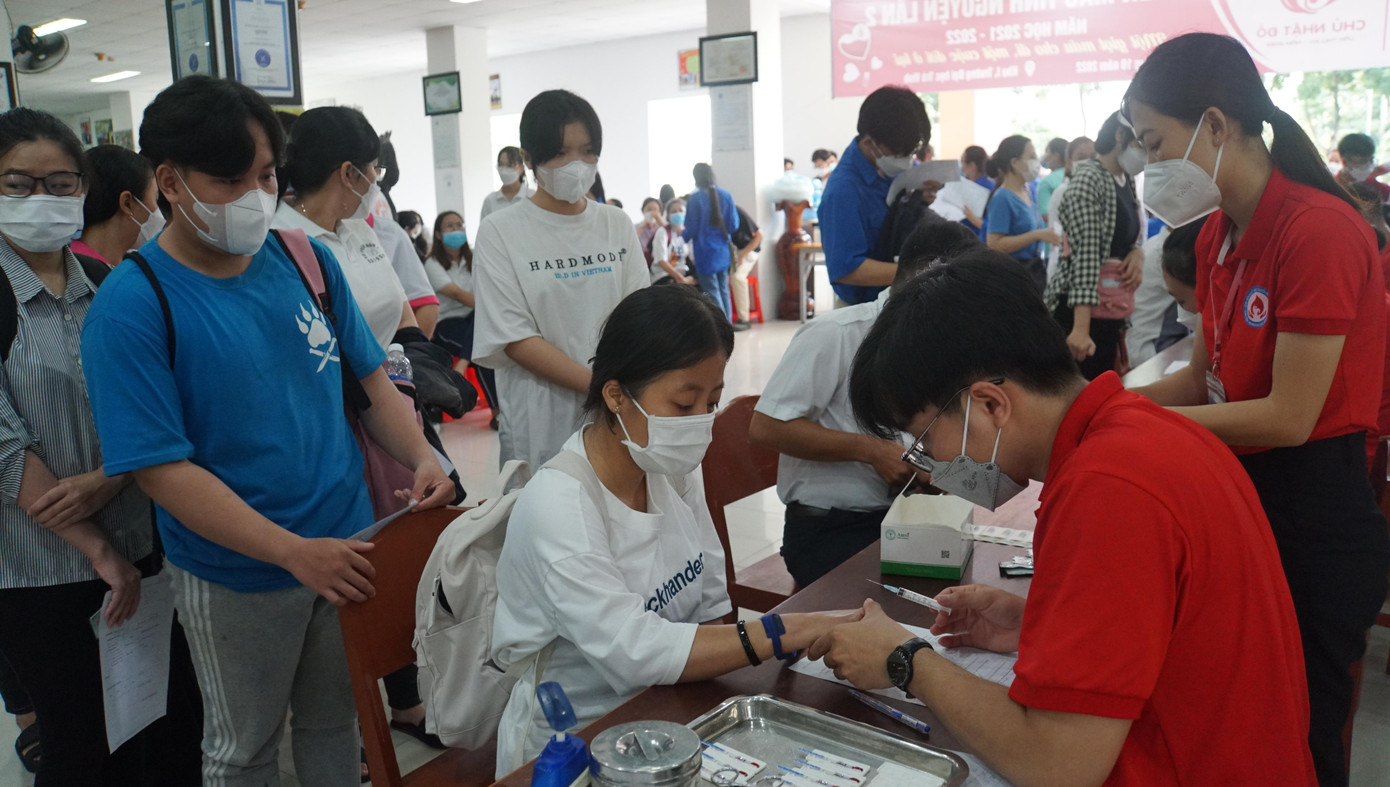 Bạn Tác Vũ Hảo - Chủ nhiệm CLB Hiến máu tình nguyện Trường Đại học Trà Vinh, cho biết, trong buổi sáng, tuy gặp nhiều khó khăn do mưa gió, nhưng các bạn sinh viên rất tích cực hưởng ứng hoạt động ý nghĩa này. “Không chỉ hôm nay mà trước đây, duy trì đến giờ, hoạt động hiến máu tình nguyện luôn được các bạn sinh viên, thầy cô nhiệt tình ủng hộ”, Hảo nói.