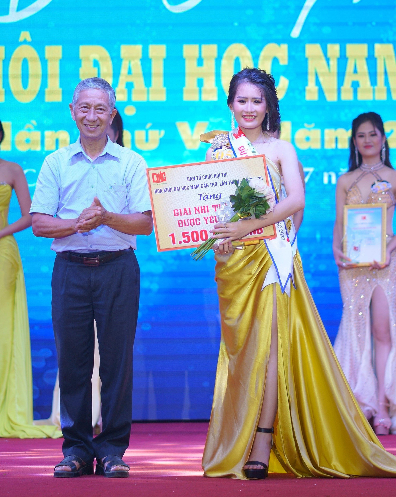 Thúy An đạt giải nhì 'Nữ sinh viên được yêu thích nhất' của cuộc thi.