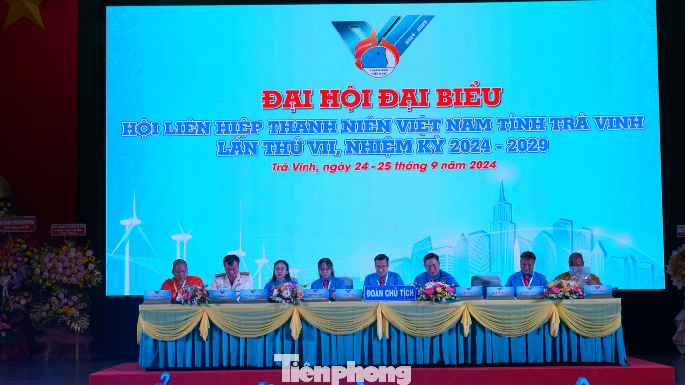 Đoàn chủ tịch điều hành đại hội. Ảnh: Hòa Hội