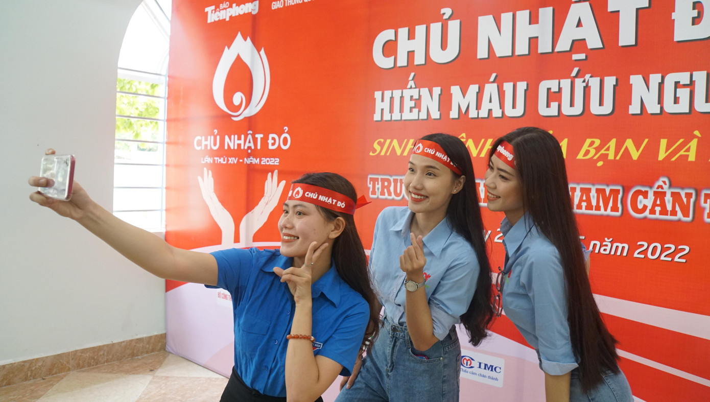 Các cô gái lưu lại khoảnh khắc tại Chủ nhật Đỏ. - Ảnh: Hòa Hội Các cô gái lưu lại khoảnh khắc tại Chủ nhật Đỏ. - Ảnh: Hòa Hội