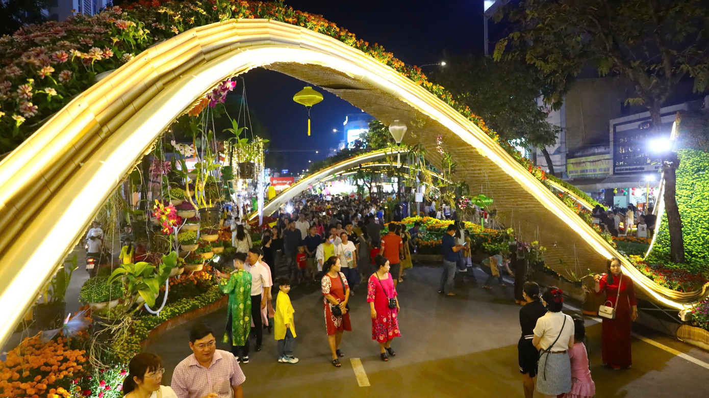 Đông đảo người dân tham quan đường hoa xuân. Đông đảo người dân tham quan đường hoa xuân.
