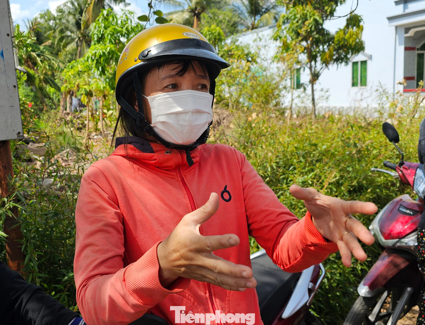 Chị Đỗ Thị Phượng ở ấp 7, xã An Hiệp đến chở nước về nhà sinh hoạt. Nhà chị có 7 người, gồm vợ chồng và 5 đứa con. Chị cho biết, ngày xài tiện tặn cũng hết 1 thùng nước 21 lít để uống, chưa kể nước sinh hoạt, tắm giặt. Chị ở nhà nuôi bò, làm ruộng, còn chồng đi phụ hồ. Chị kể, năm rồi còn trữ nước ngọt để uống đến mùa mưa xuống nhưng năm nay 3 lu đã hết hơn tháng nay, trong khi dưới kênh khô queo, còn nước máy thì mặn không thể dùng được. "Khổ nhất là hằng ngày phải đi chở từng can nước về sinh hoạt, cái gì có thể tiện tặn hay tiết kiệm được chứ nhu cầu nước để nấu ăn, tắm rửa thì không thể không dùng”, chị Phượng than thở. Ảnh: Hòa Hội