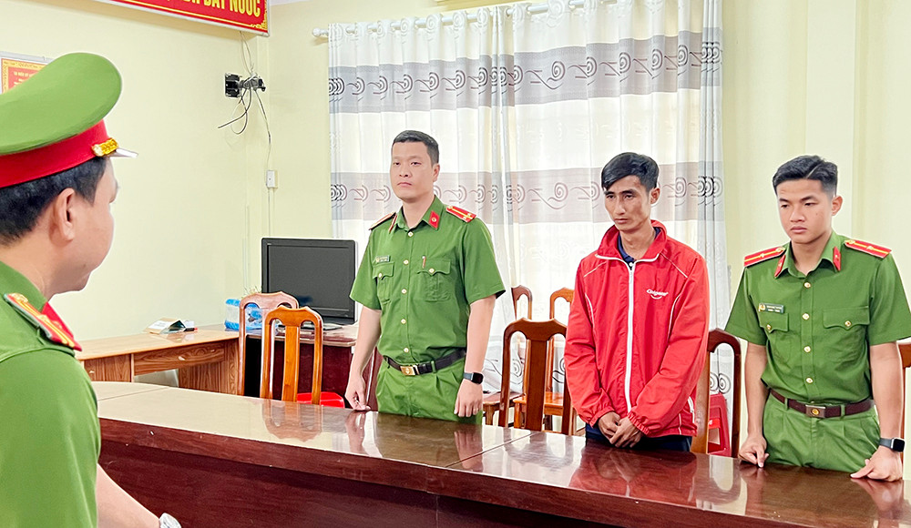 Lực lượng công an tống đạt các quyết định và lệnh đối với bị can Võ Văn Tý.