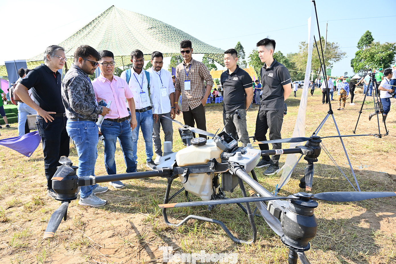 Khách tham quan thiết bị bay không người lái.