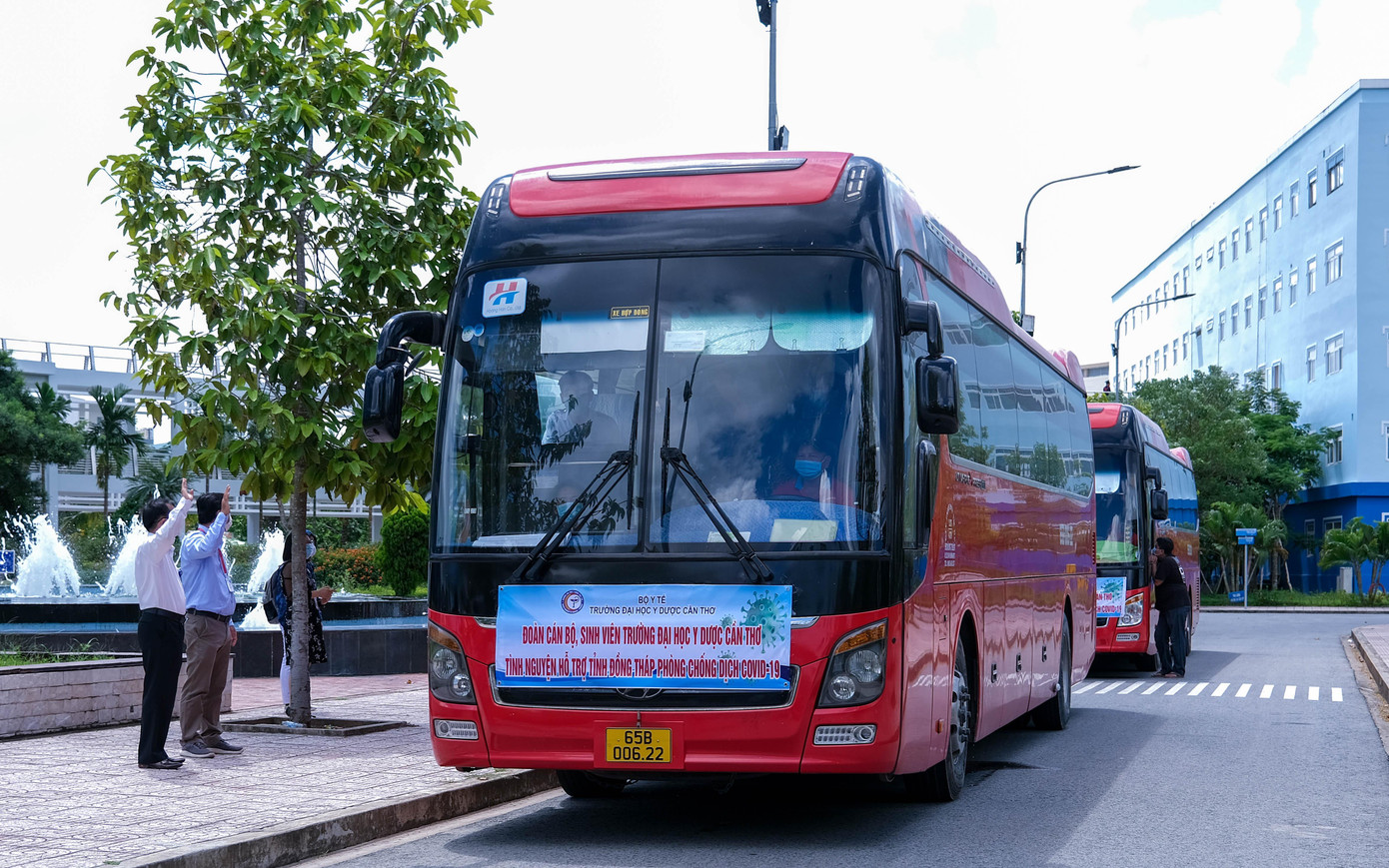 Đoàn xe lên đường đi Đồng Tháp làm nhiệm vụ chống dịch Đoàn xe lên đường đi Đồng Tháp làm nhiệm vụ chống dịch