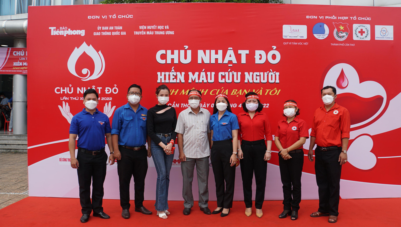 Lãnh đạo Thành đoàn, Hội chữ thập đỏ TP Cần Thơ cùng Hoa khôi Huỳnh Thúy Vi