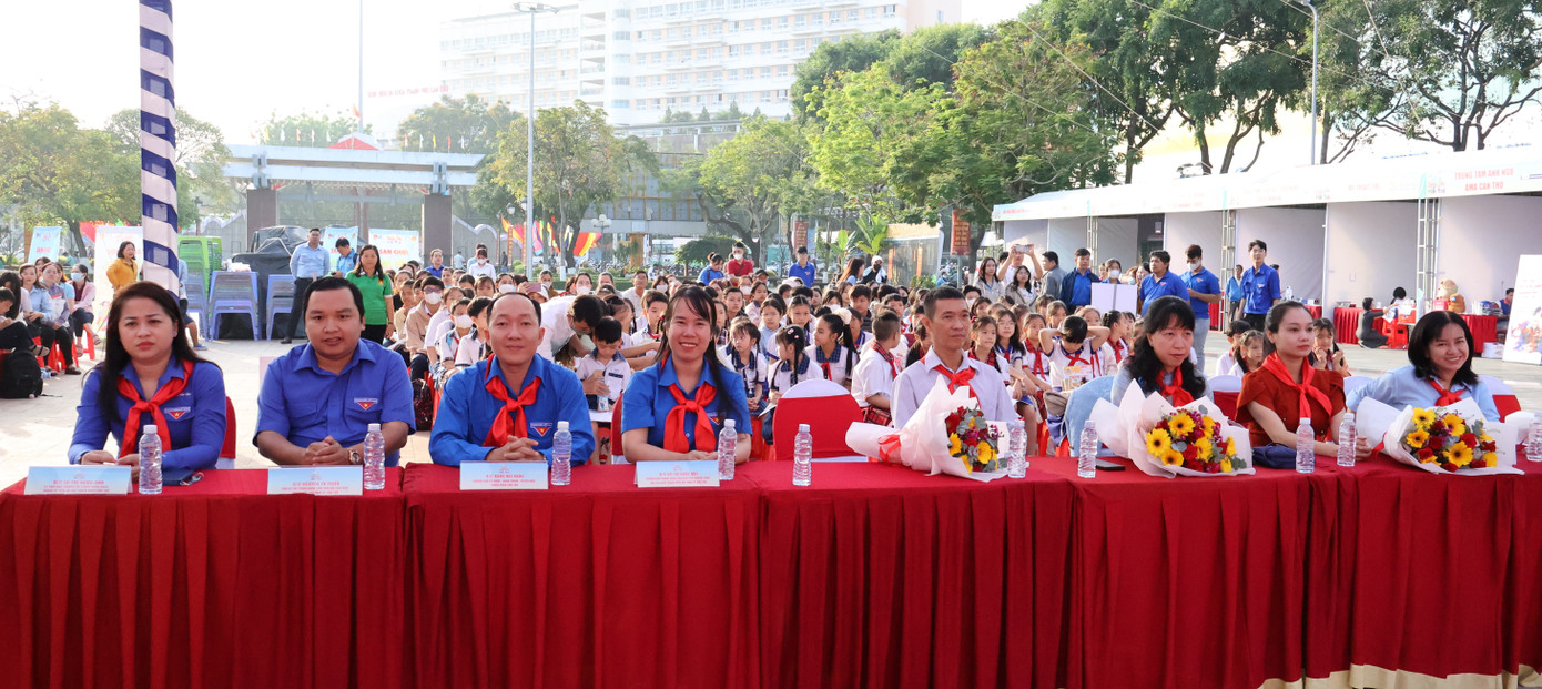 Lãnh đạo Thành Đoàn Cần Thơ tham dự chương trình. Lãnh đạo Thành Đoàn Cần Thơ tham dự chương trình.