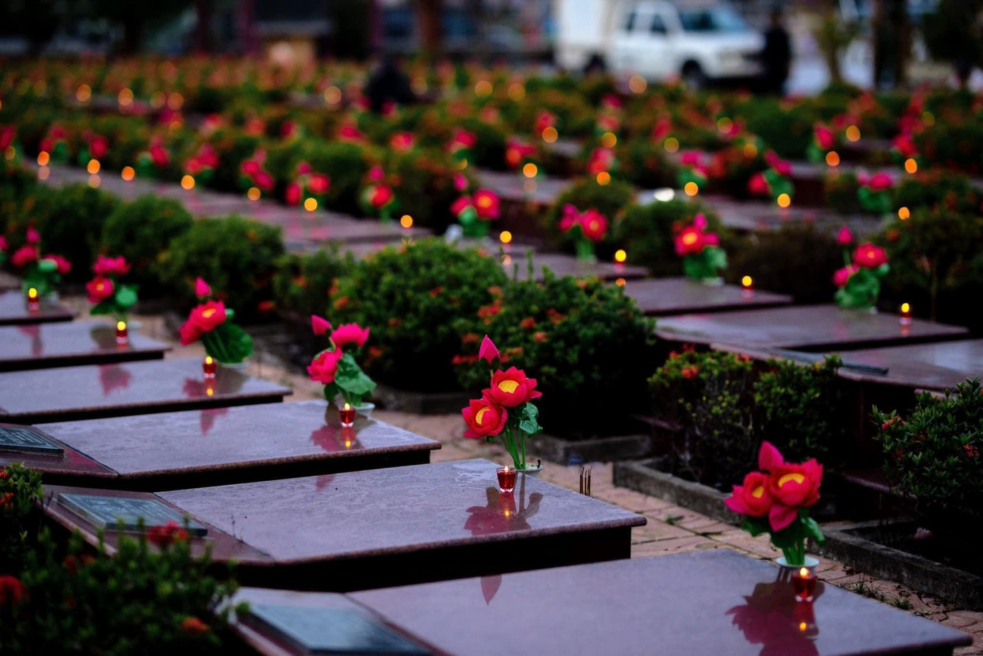 Tuổi trẻ Cần Thơ thắp nến tri ân anh hùng liệt sỹ. - Ảnh: TĐ CT Tuổi trẻ Cần Thơ thắp nến tri ân anh hùng liệt sỹ. - Ảnh: TĐ CT