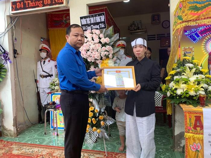 Anh Huỳnh Minh Thức, Bí thư Tỉnh đoàn Đồng Tháp truy tặng giấy khen cho gia đình Thiếu tá Hồ Tấn Dương. - Ảnh: TĐ ĐT