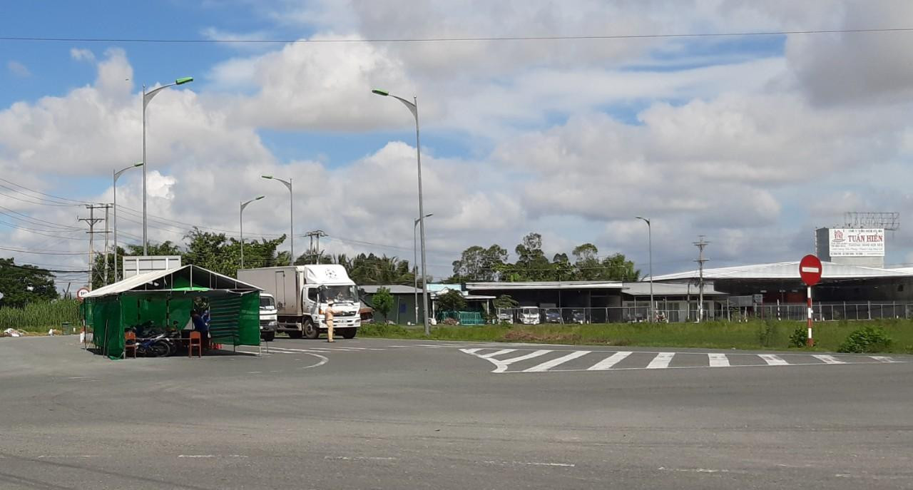 Lực lượng chức năng tỉnh Vĩnh Long kiểm tra xe tại thị xã Bình Minh. - Ảnh: C. Hạnh