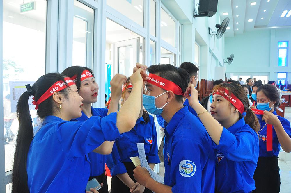 Bạn trẻ hào hứng tham gia Chủ nhật Đỏ Anh Lê Việt Khái - Bí thư Đoàn trường đại học Kiên Giang cho biết, phong trào hiến máu của trường diễn ra sôi nổi, mỗi năm ít nhất 2-3 đợt với số lượng trên nghìn đơn vị máu. "Hiện nay trước tình hình dịch COVID-19, và trong bối cảnh khan hiếm máu trên cả nước, khi triển khai phong trào luôn nhận được sự hưởng ứng nhiệt tình của cán bộ và sinh viên trong trường", anh Khái chia sẻ. Cán bộ tham gia Chủ nhật Đỏ Bạn Võ Thị Ken, sinh viên năm 2 ngành ngôn ngữ Anh Du lịch của trường ĐH Kiên Giang chia sẻ rằng: "Bản thân em rất vui khi được chia sẻ giọt máu của mình để giúp đỡ cho người bệnh. Hy vọng rằng, nhiều bạn trẻ trên cả nước tích cực tham gia, cùng chia sẻ giọt máu của mình để lan tỏa nhiều giá trị đẹp cho xã hội. Bạn Phạm Hải Dương (sinh viên năm 4 ngành ngôn ngữ Anh) lần thứ 6 tham gia hiến máu. Vừa hiến xong, Dương khiêm tốn chia sẻ: "Hy vọng giọt máu của mình sẽ cứu được cuộc sống của người nào đó. Là thanh niên, em nghĩ đây là hoạt động cần lan tỏa và nếu có thể các bạn nên tham gia nhiều hơn vào các hoạt động ý nghĩa như thế này để tiếp thêm sự sống cho nhiều người". Sinh viên đăng ký tham gia hiến máu Nhà báo Hồng Lĩnh – Thành viên Ban tổ chức cho biết: Tính đến nay Chủ nhật Đỏ báo Tiền Phong lần thứ 13 năm 2021 đã diễn ra trên 40 tỉnh thành cả nước với tổng lượng máu thu được 57.793 đơn vị, vượt kế hoạch hơn 12.000 đơn vị. Chủ nhật Đỏ vẫn tiếp tục diễn ra ở nhiều địa phương. Tại Khu vực ĐBSCL Chủ nhật Đỏ năm 2021 đã diễn ra ở các tỉnh, thành phố: Kiên Giang, An Giang, Đồng Tháp, Trà Vinh, Sóc Trăng, thành phố Rạch Giá, Cần Thơ, Cà Mau với hàng ngàn đơn vị máu đã được dâng hiến. Thông qua chương trình nhân đạo này BTC tại ĐBSCL đã vận động được trên 104 triệu đồng tiền học bổng cho các em học sinh, sinh viên nghèo.