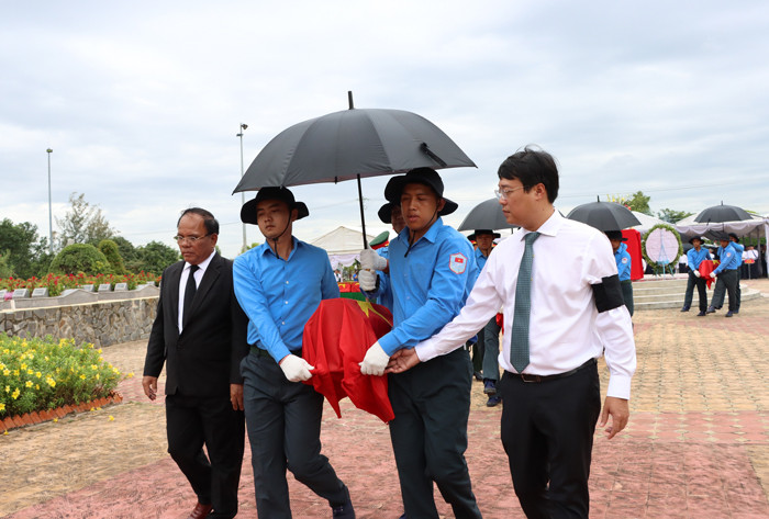 Bí thư Tỉnh ủy Đồng Tháp Lê Quốc Phong (áo trắng) đưa tiễn hài cốt liệt sĩ. Ảnh: N. Ánh.