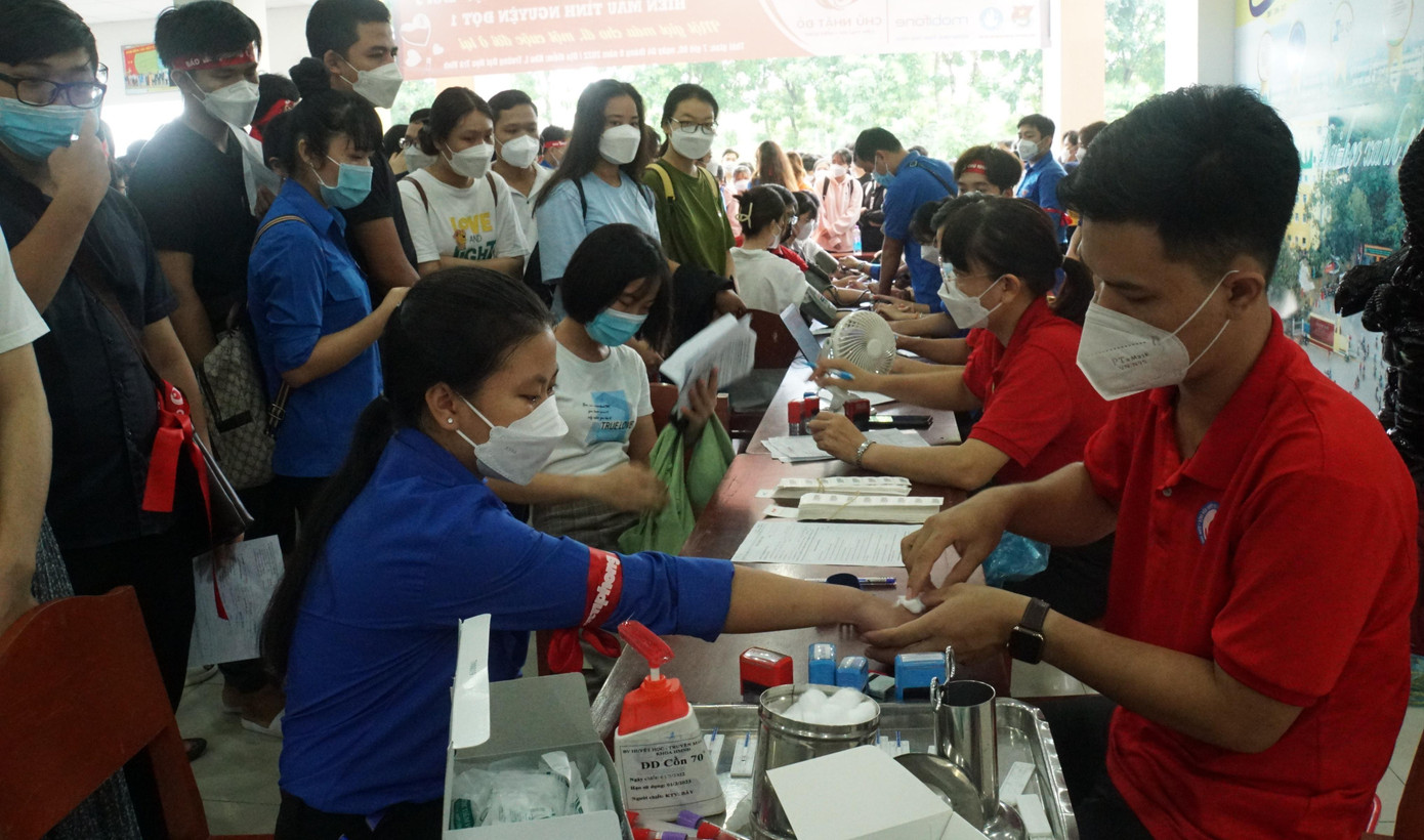 Đông đảo sinh viên trường đại học Trà Vinh tham gia hiến máu. - Ảnh: Hòa Hội