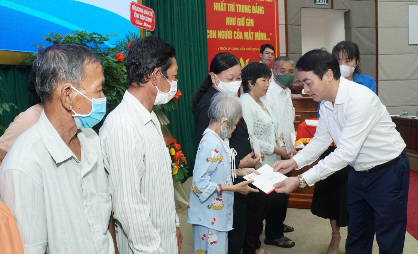 Ông Nghiêm Xuân Thành, Bí thư Tỉnh ủy Hậu Giang tặng quà cho các nạn nhân chất độc da cam. - Ảnh: Hòa Hội